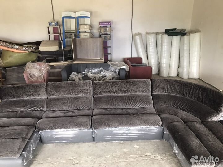 Угловой кожаный диван