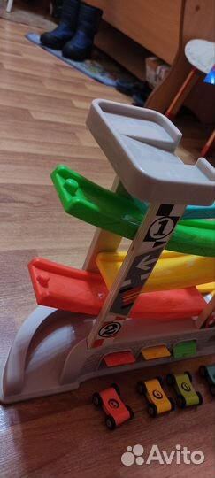 Детская игрушка: говорящая собака и трек