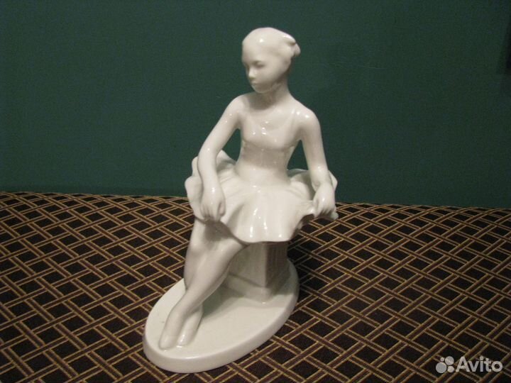 Продаётся фарфоровая статуэтка отдыхающая девочка