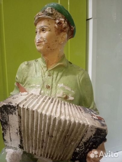 Статуэтка гипсовая солдат с гармошкой. (василий ТЁ