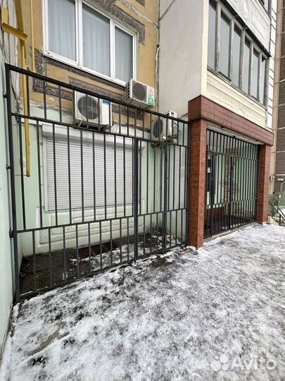 Решетка металлическая с дверью