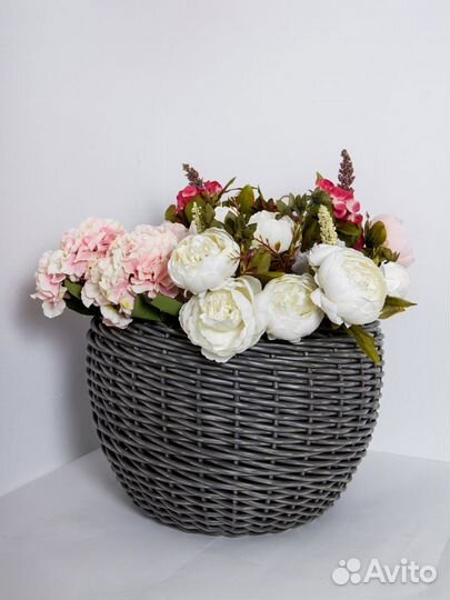 Садовый декор - кашпо из искусственного ротанга