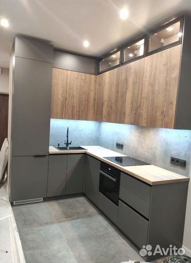 Кухня под потолок с островом