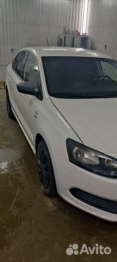 Volkswagen Polo 1.6 AT, 2013, битый, 125 000 км