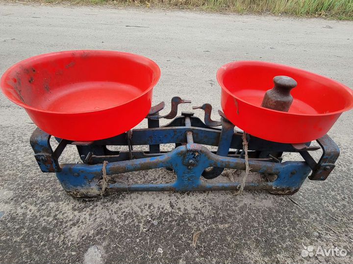 Старые весы с гирькой