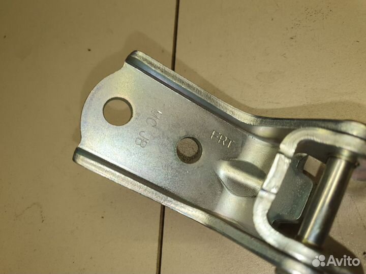 Петля двери передней правой верхняя KIA Rio 3 2012-2017