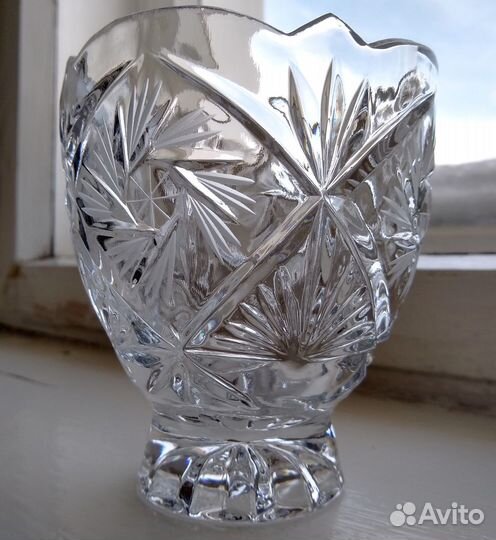 Графины хрустальные, вазочки