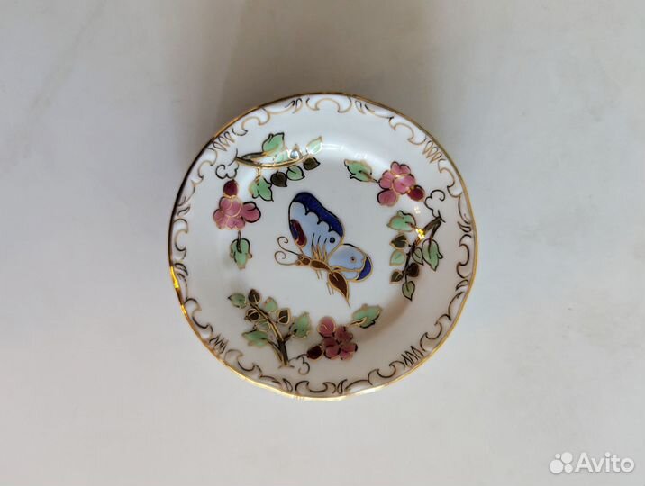 Фарфоровые блюдца из cеpии 