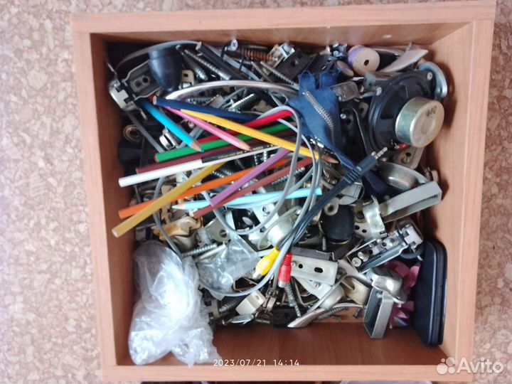 Тазы, вещи, пледы, горшки