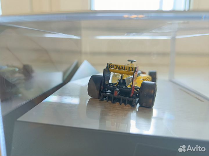 Модель Renault R30 2010 Петров Формула 1 Norev