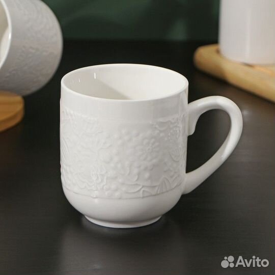 Набор фарфоровых кружек на деревянной подставке Be