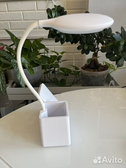 Беспроводная зарядная станция со светильником