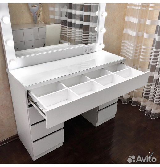 Туалетный столик для макияжа с гримёрным зеркалом