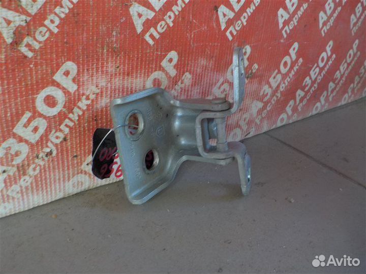 Петля двери нижняя передняя правая Renault Sandero