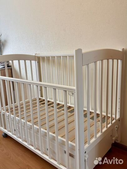 Детская кроватка с маятником и ящиком