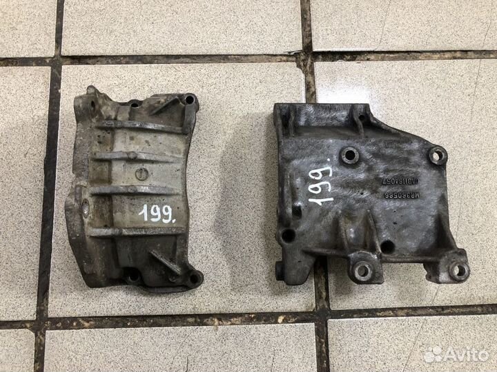 Опора подушка кронштейн Mitsubishi Mirage V