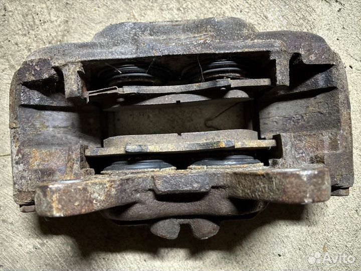 Суппорт передний левый Toyota Land Cruiser Prado