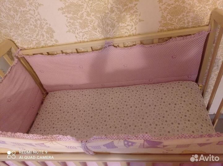 Детская кроватка с маятником и матрасом