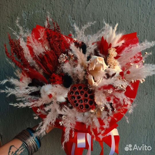 Букет из сухоцветов и черепа лисы