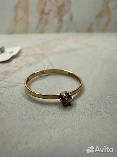 Золотое кольцо с бриллиантом 585 пр