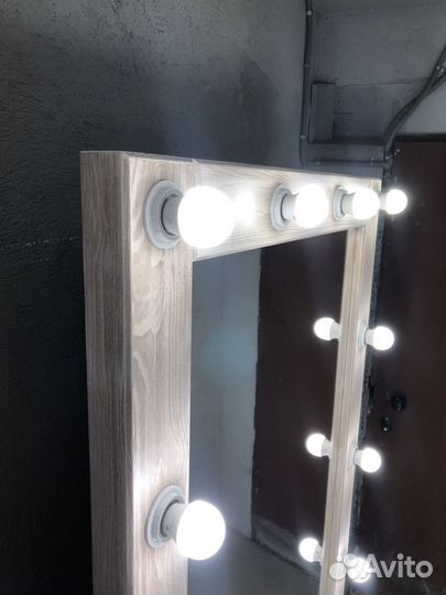 Гримерное зеркало с лампочками на подставке