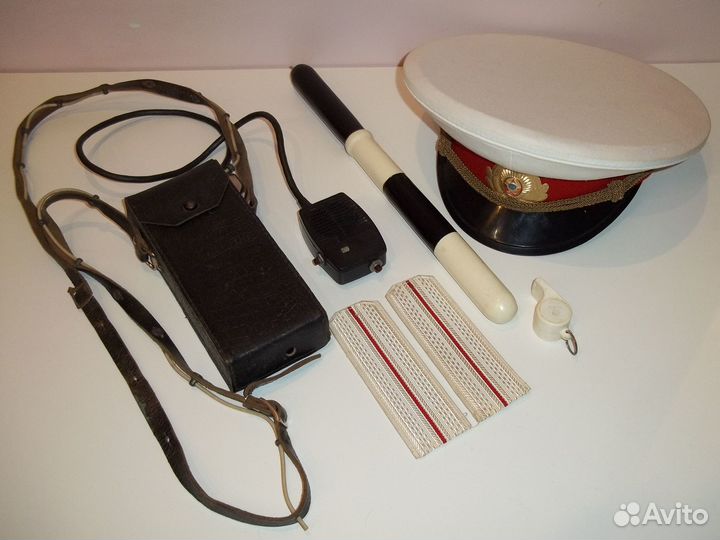 Рация, фуражка, жезл, погоны и свисток