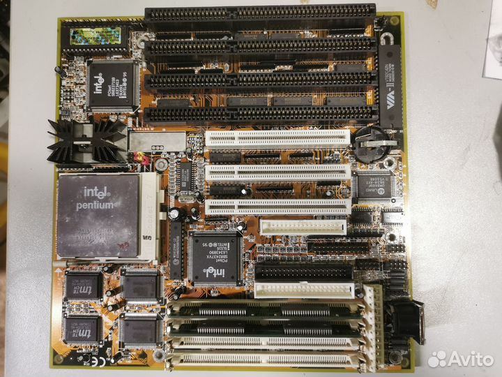 Ретро материнская плата с процессором и памятью