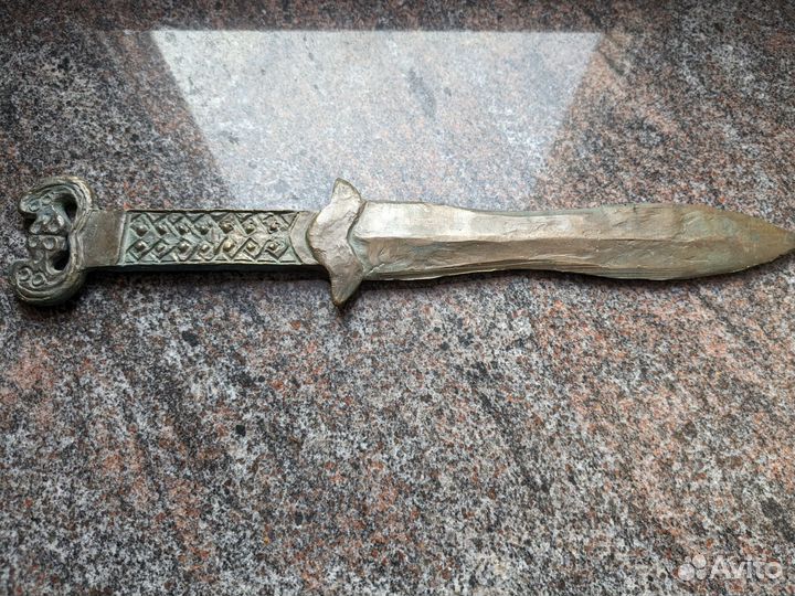 Бронзовый нож