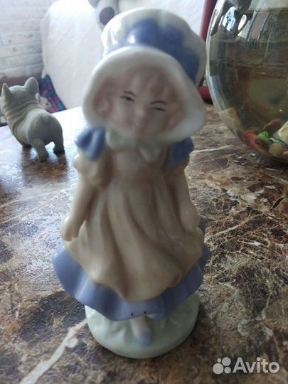 Фарфоровая статуэтка девочка
