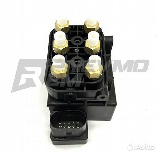 Блок клапанов пневмоподвески Audi Q7