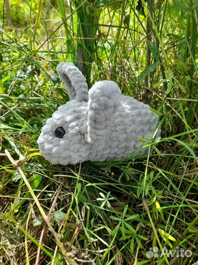 Вязаные игрушки зайчик, хамелеон