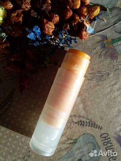 Натуральный бальзам для губ в тубе