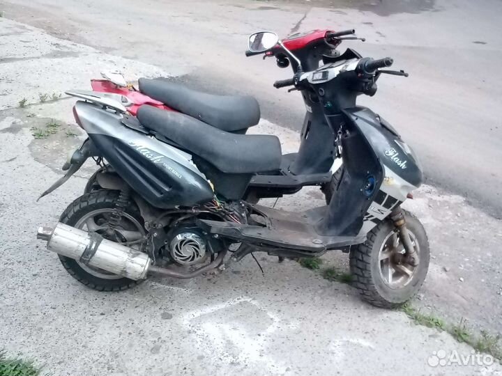 Продам скутера 150 на ходу красный не на ходу