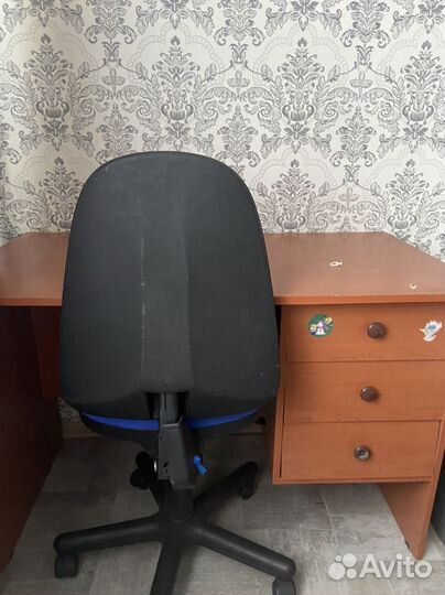 Компьютерный стол и кровать в хорошем состоянии