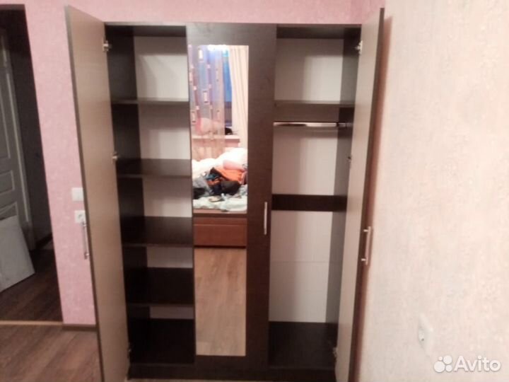 Шкаф трехстворчатый