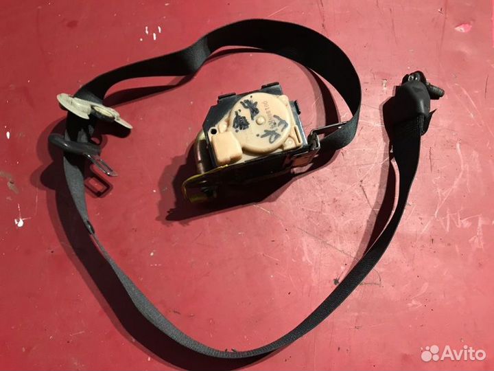 Ремень безопасности передний правый Toyota Avensis