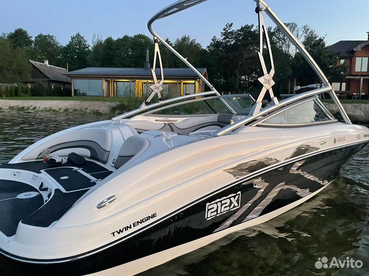 Продам катер Yamaha 212X