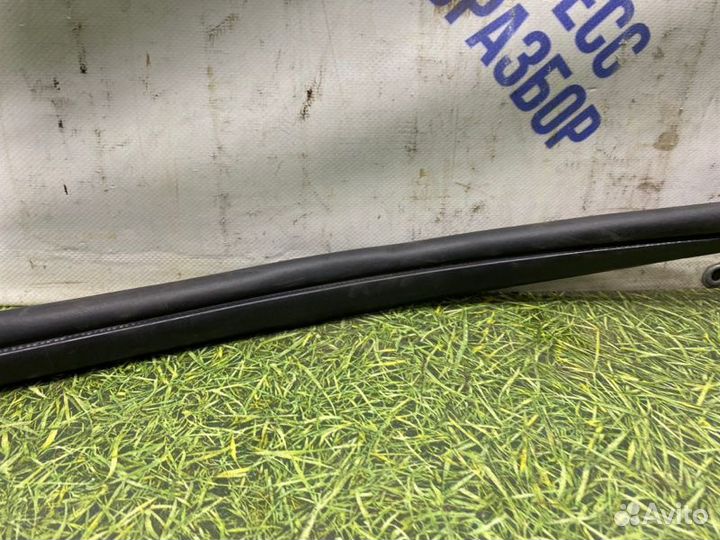 Уплотнительная резинка боковой двери передняя