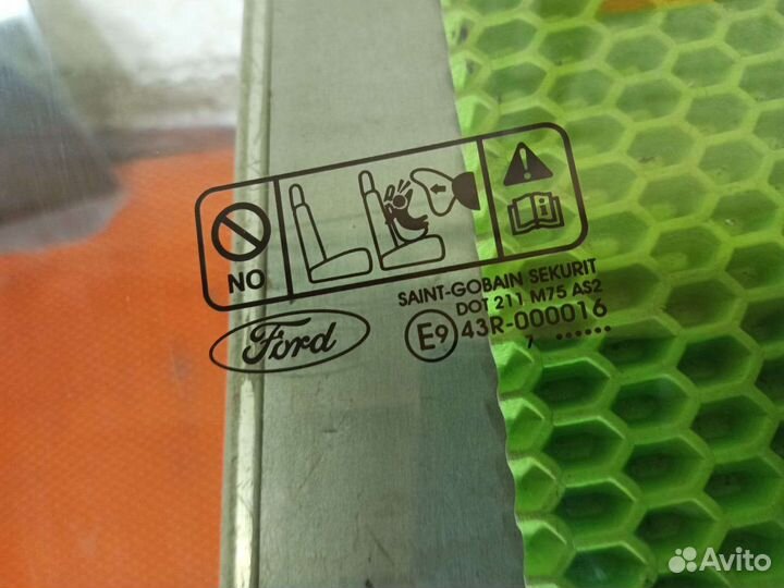 Переднее правое стекло ford focus 2
