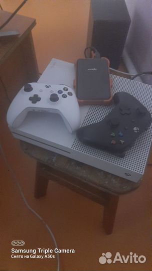 Xbox one s 2 геймпада 2.5 terabyte 35 игр
