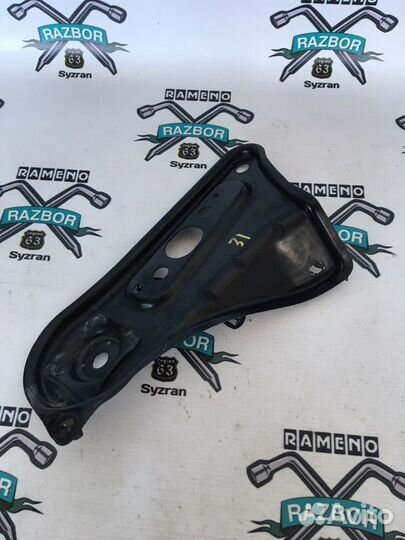 Крепление балки подвески переднее левое Toyota