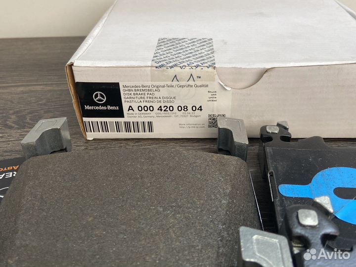 Тормозные колодки перед Mercedes W223 A0004200804