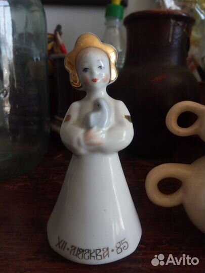 Девушка в кокошнике с голубем и другое из СССР