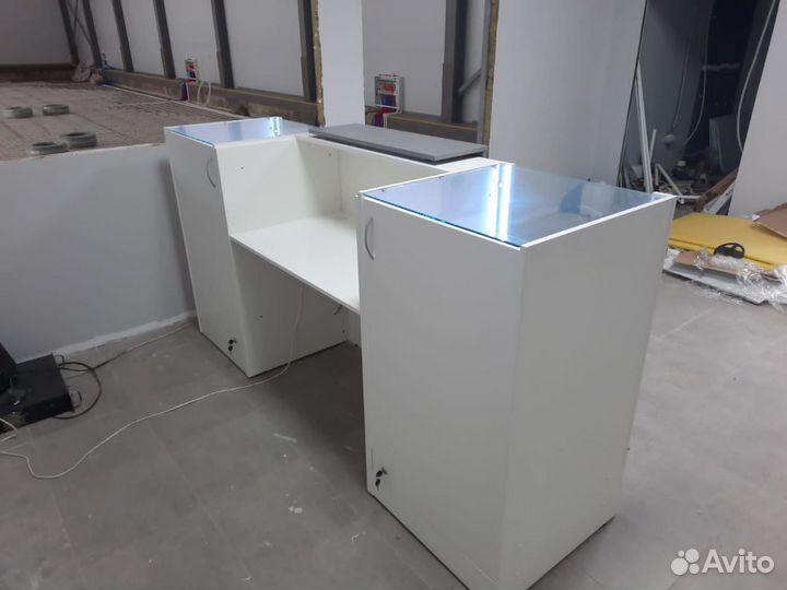 Стойка ресепшн Витрина