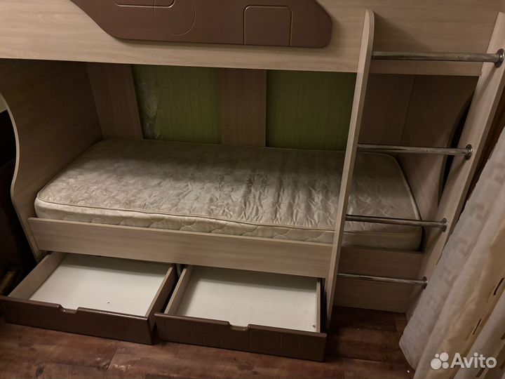 Двухярусная кровать