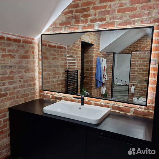 Зеркало в металлической раме с подсветкой