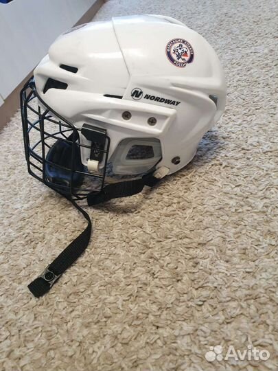 Хоккейный шлем