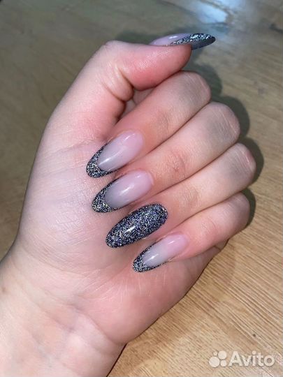 Модель на маникюр
