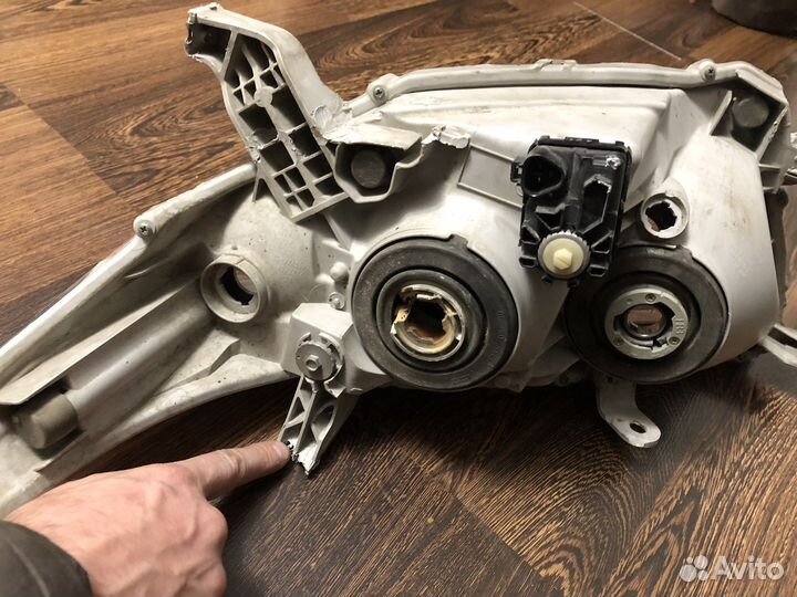 Правая фара Toyota highlander