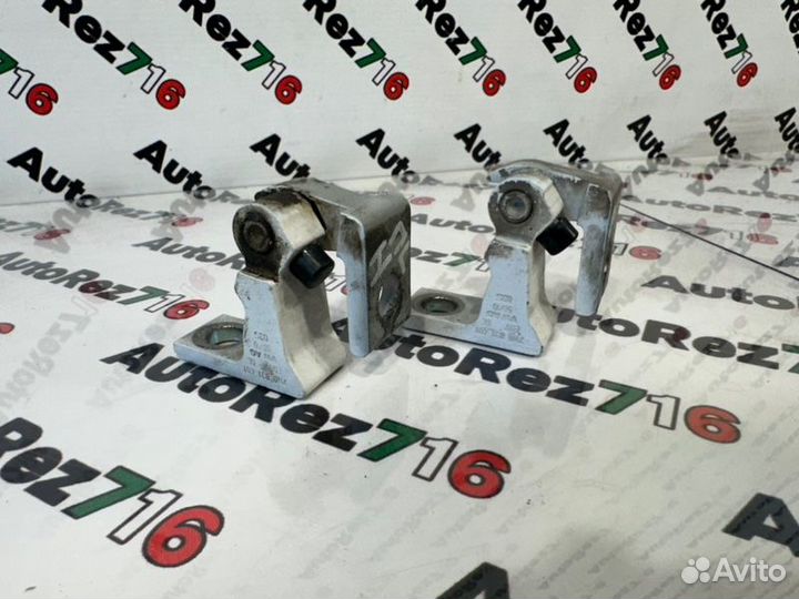 Петля двери передняя левая Volkswagen Polo 5